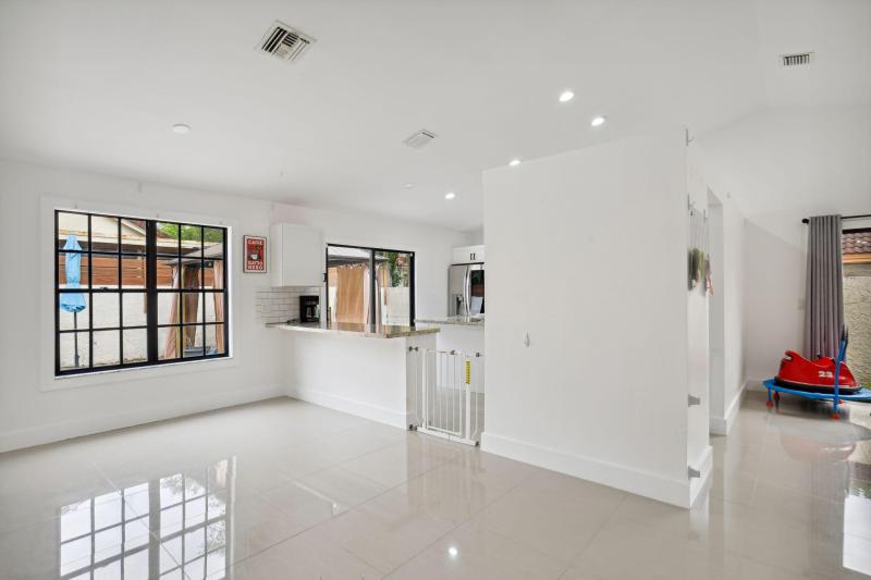  Single Family Homes Photo 9:  Deerfield Beach,  FL 33442