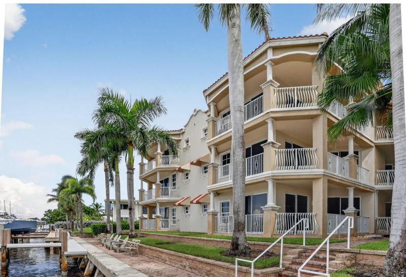  Condo & Townhome Photos