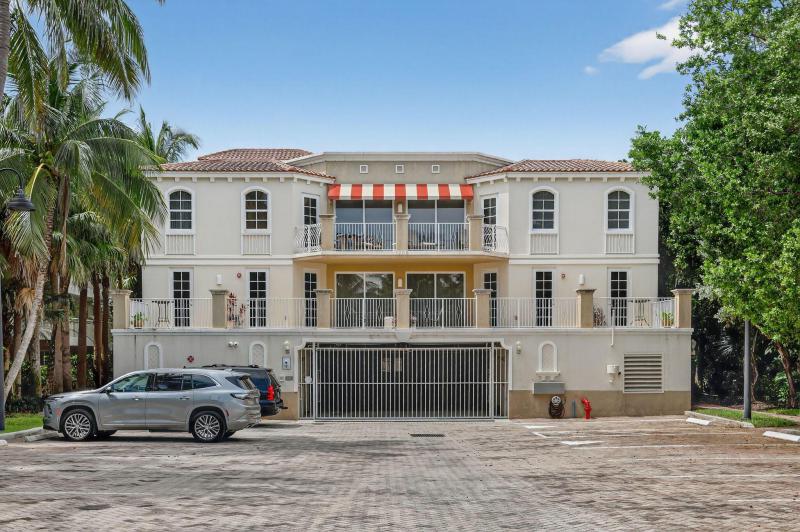  Condo & Townhome Photos