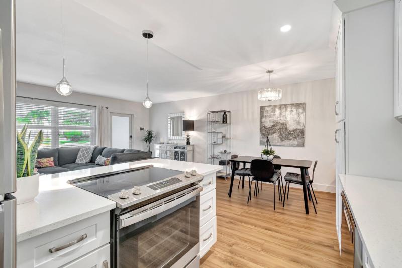  Condo & Townhome Photos