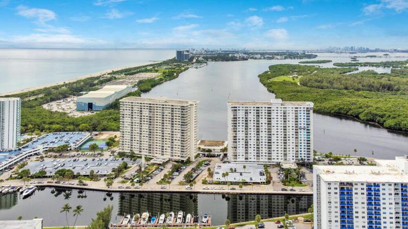  Condo & Townhome Photos