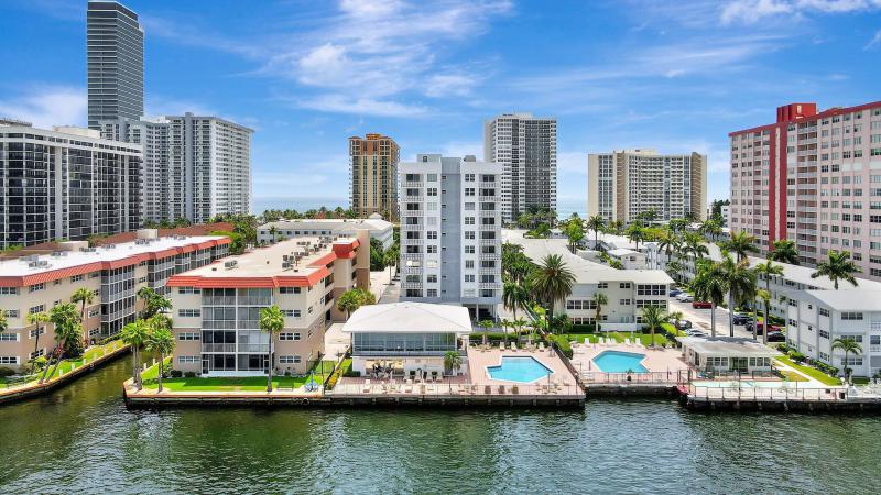  Condo & Townhome Photos