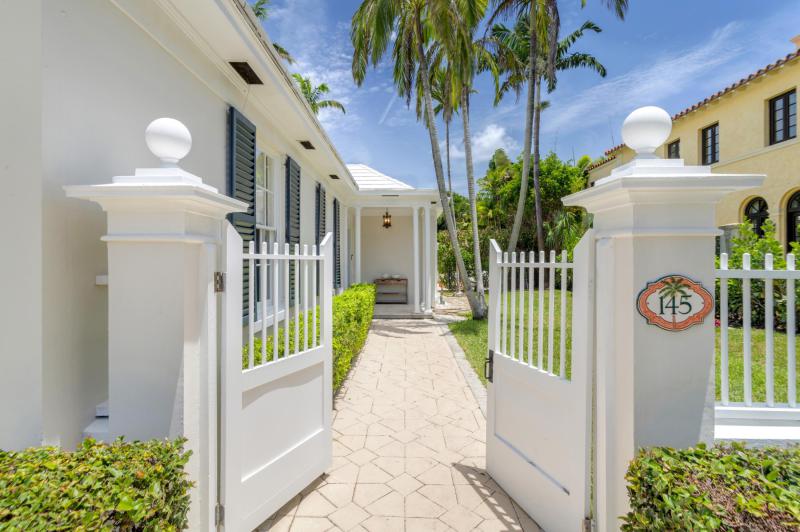  Single Family Homes Photo 3:  Palm Beach,  FL 33480