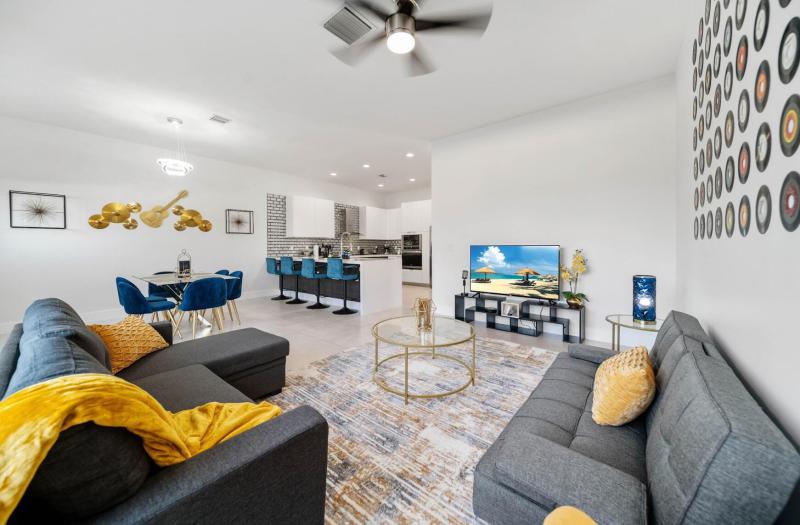  Condo & Townhome Photos