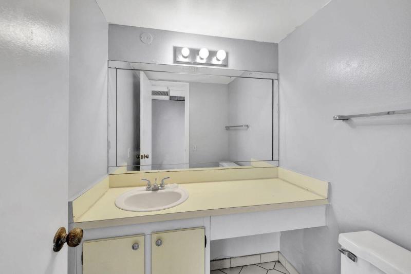  Condo & Townhome Photos