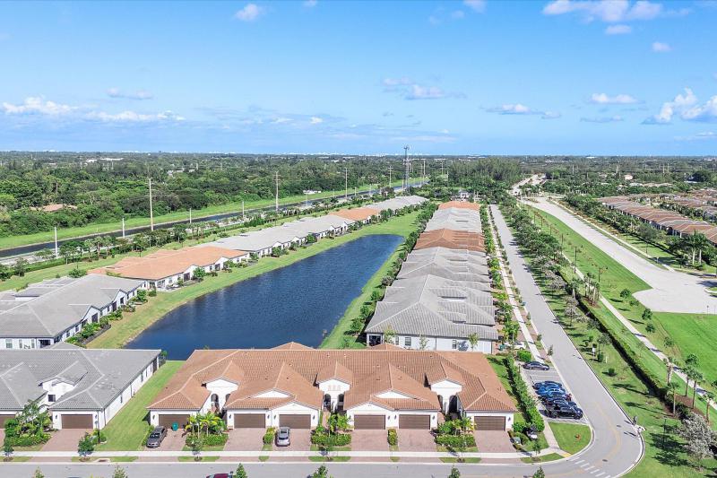  Condo & Townhome Photos