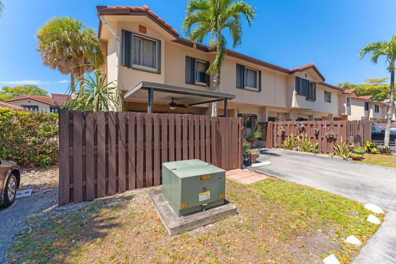  Condo & Townhome Photos