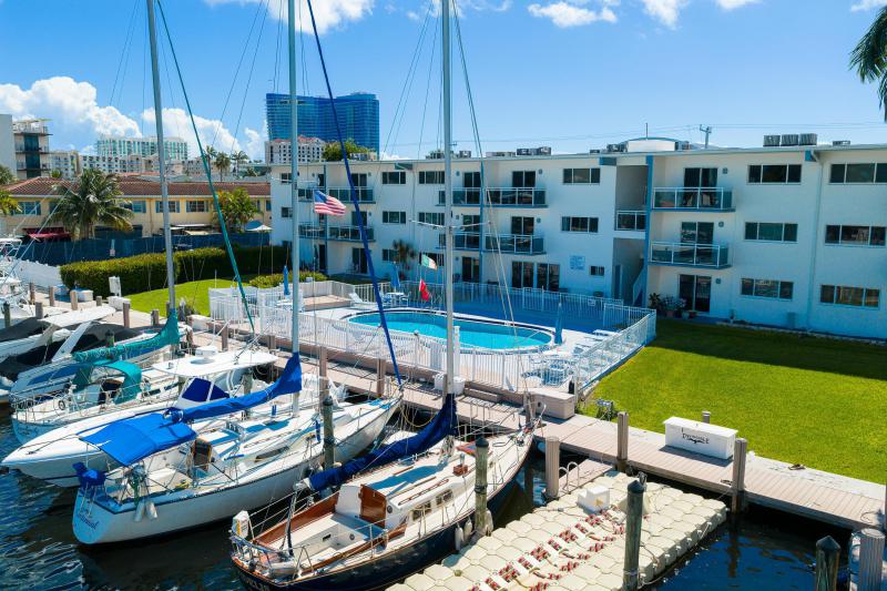  Condo & Townhome Photos
