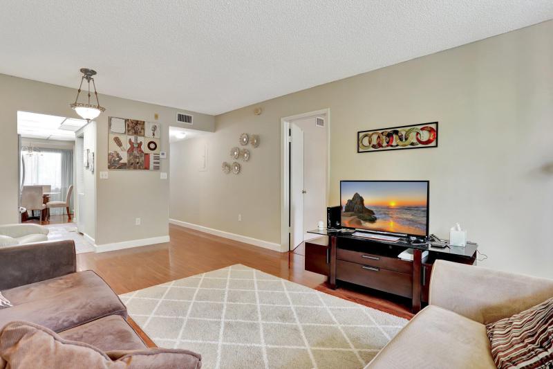  Condo & Townhome Photos