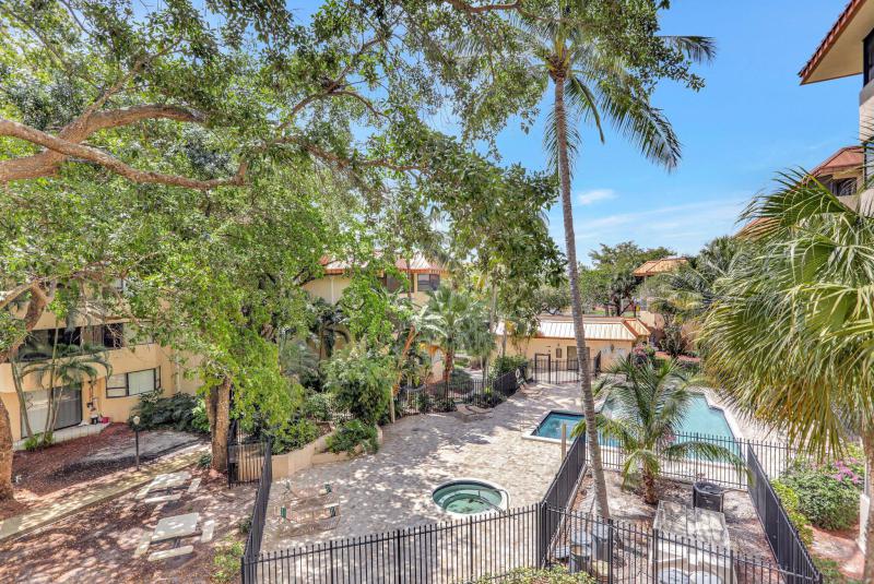  Condo & Townhome Photos