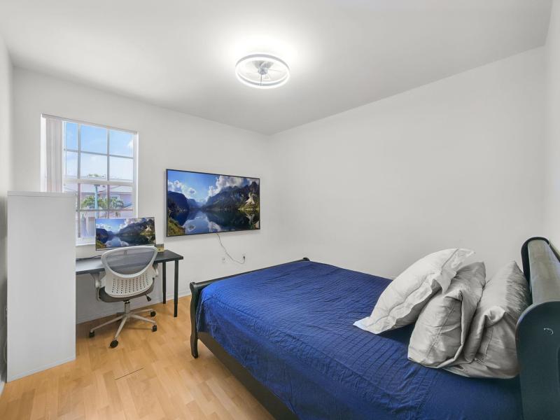  Condo & Townhome Photos
