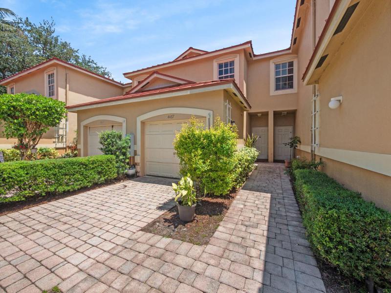  Condo & Townhome Photos