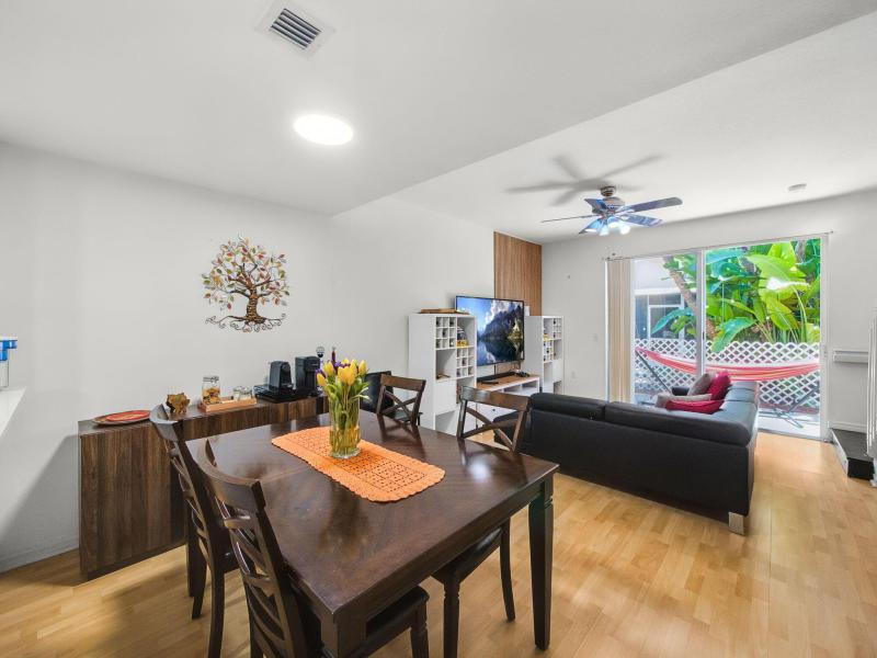  Condo & Townhome Photos