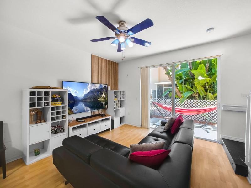  Condo & Townhome Photos