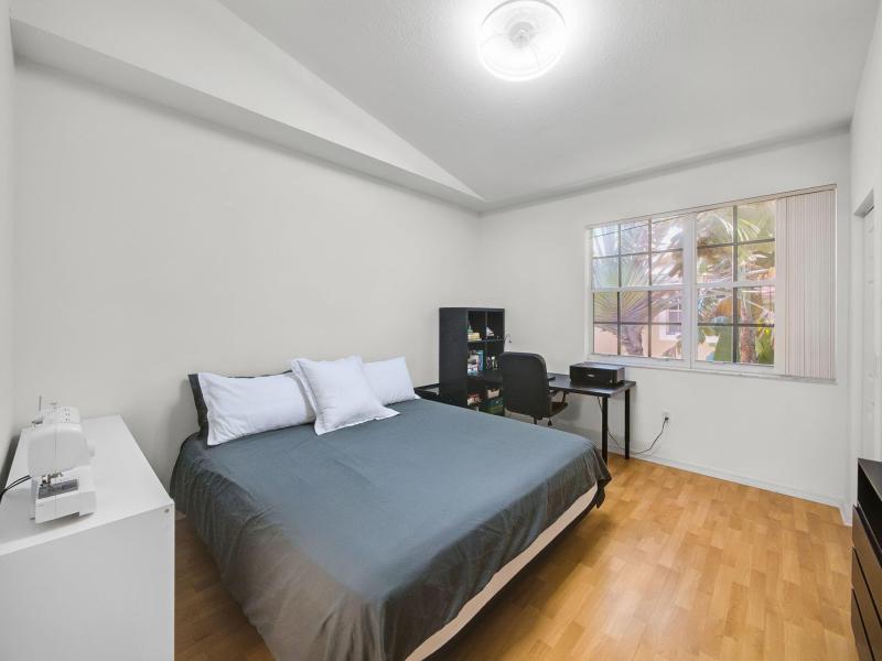  Condo & Townhome Photos