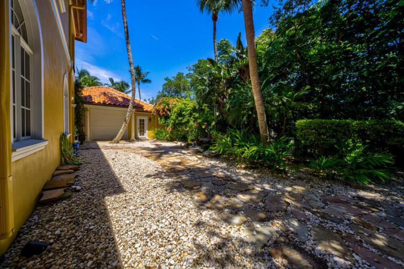  Single Family Homes Photo 13:  North Palm Beach,  FL 33408