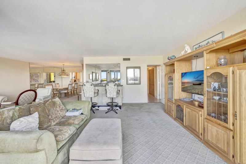  Condo & Townhome Photos