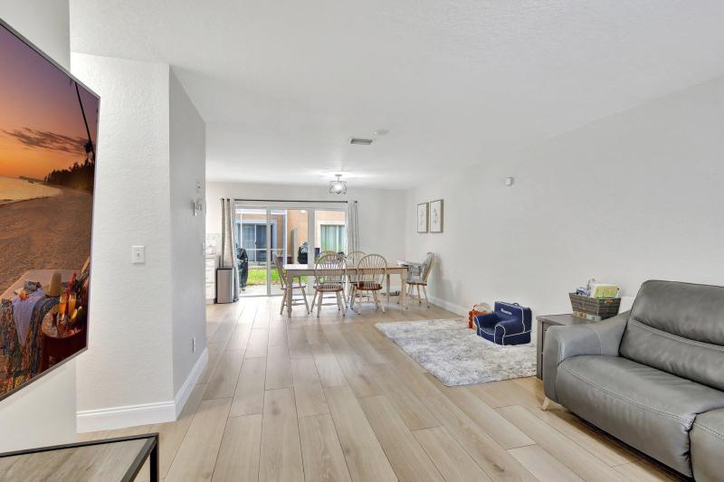  Condo & Townhome Photos