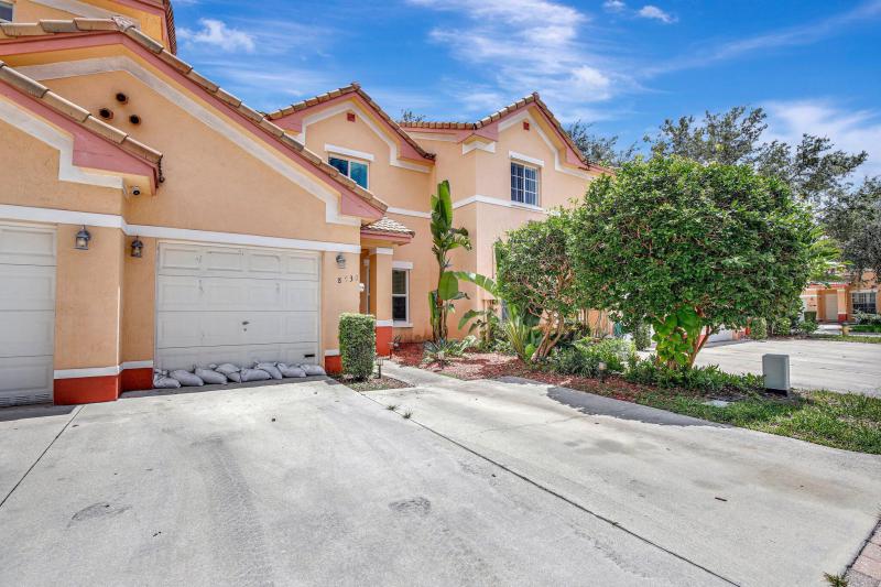  Condo & Townhome Photos