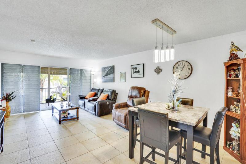  Condo & Townhome Photos
