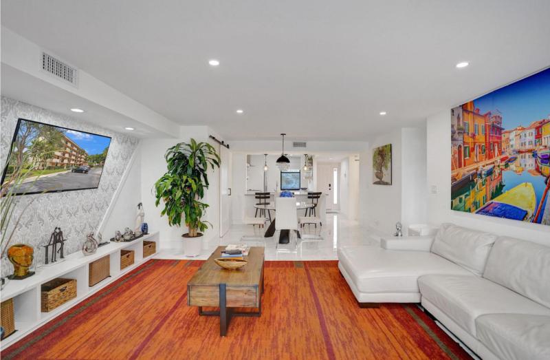  Condo & Townhome Photos