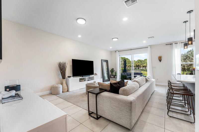 Condo & Townhome Photos