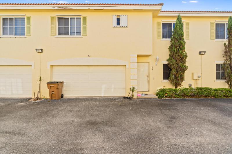  Condo & Townhome Photos