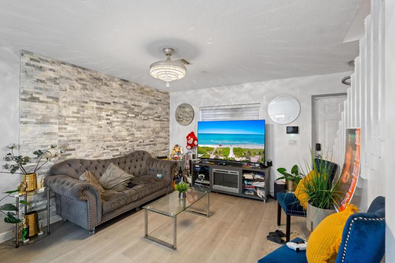  Condo & Townhome Photos
