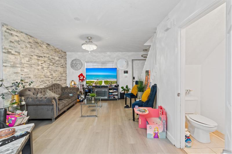  Condo & Townhome Photos