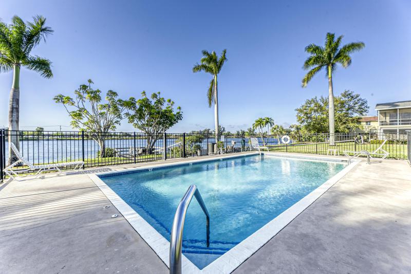  Condo & Townhome Photos