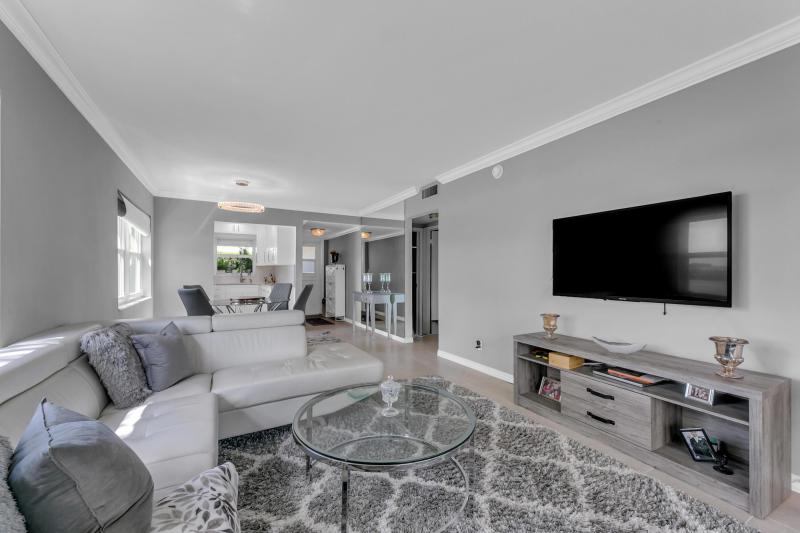  Condo & Townhome Photos