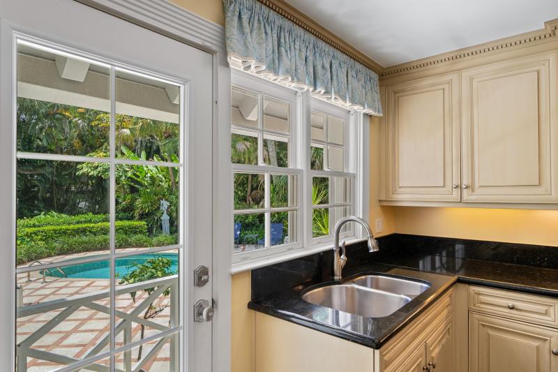  Single Family Homes Photo 18:  Palm Beach,  FL 33480