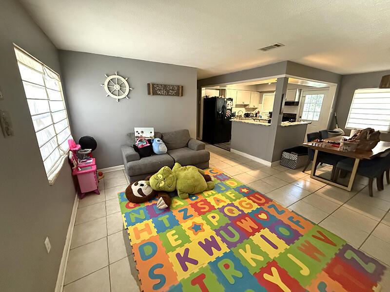  Single Family Homes Photo 5:  Pensacola,  FL 32514