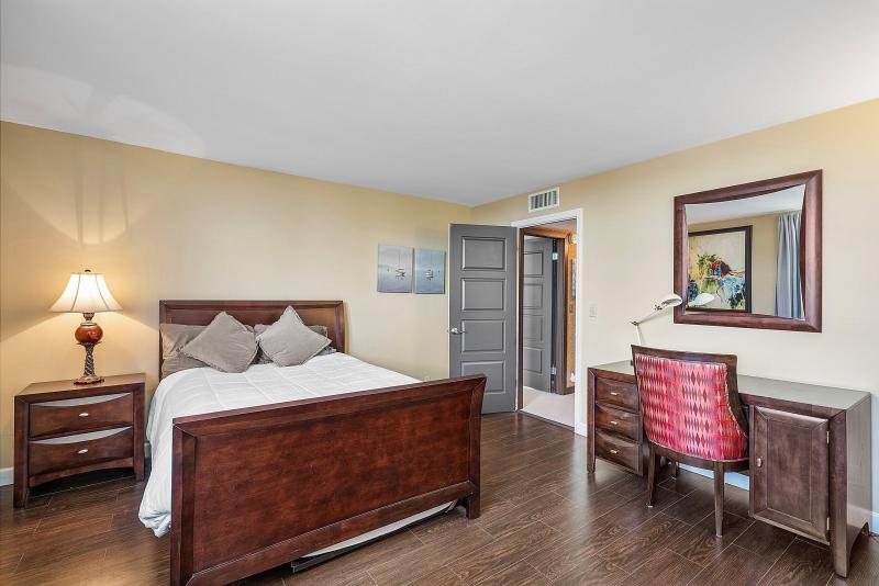  Condo & Townhome Photos