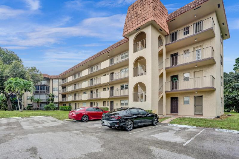  Condo & Townhome Photos