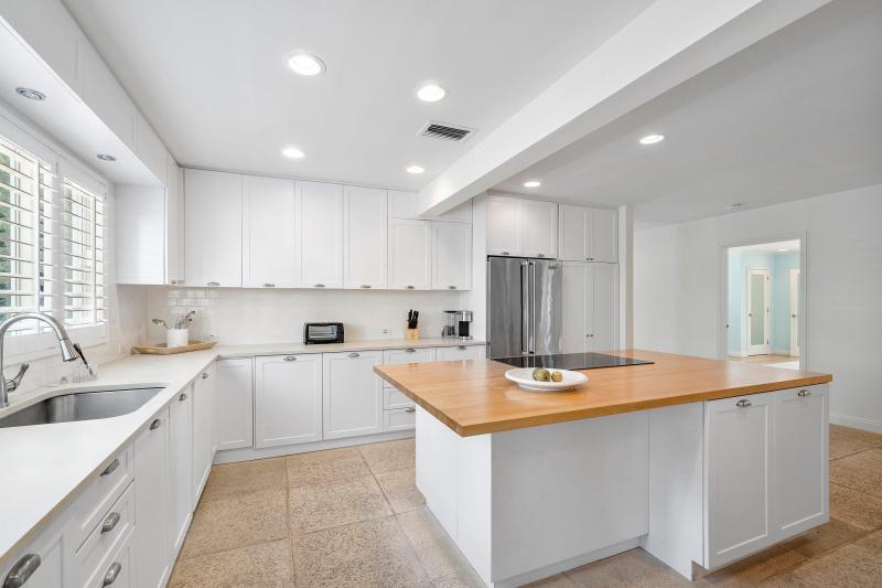  Single Family Homes Photo 5:  Palm Beach,  FL 33480