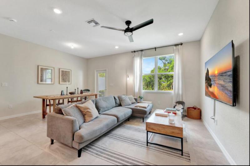  Condo & Townhome Photos