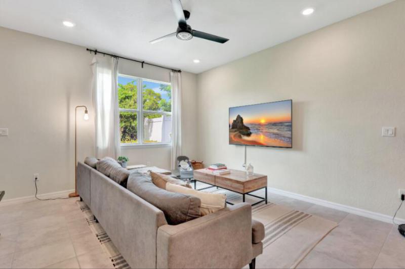  Condo & Townhome Photos