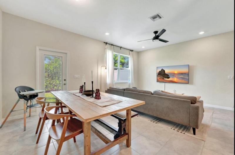  Condo & Townhome Photos