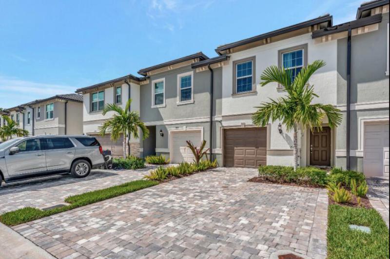  Condo & Townhome Photos