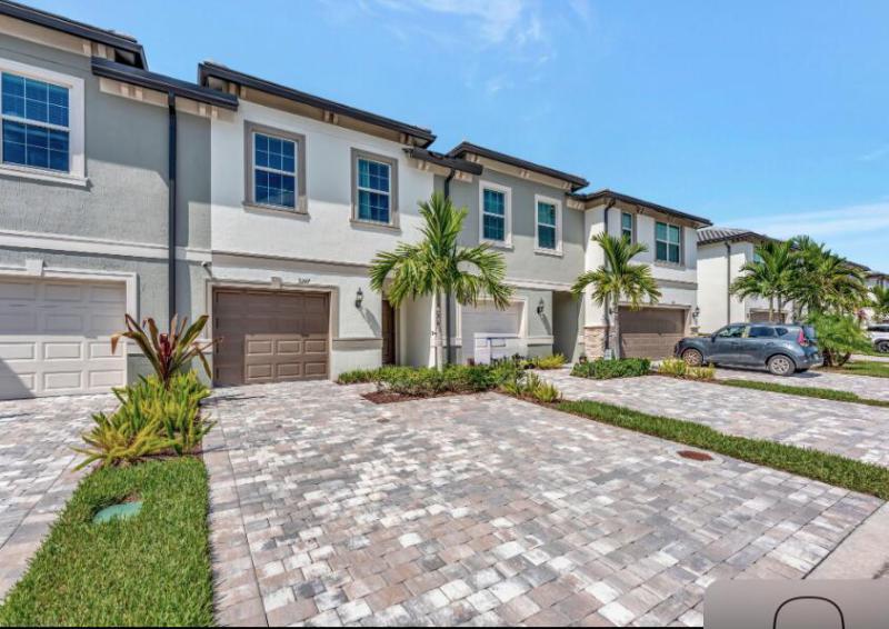  Condo & Townhome Photos