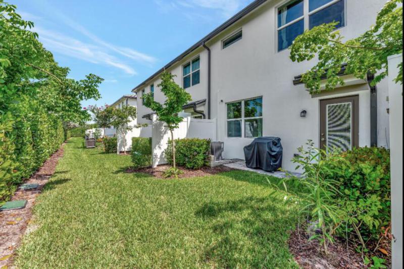  Condo & Townhome Photos