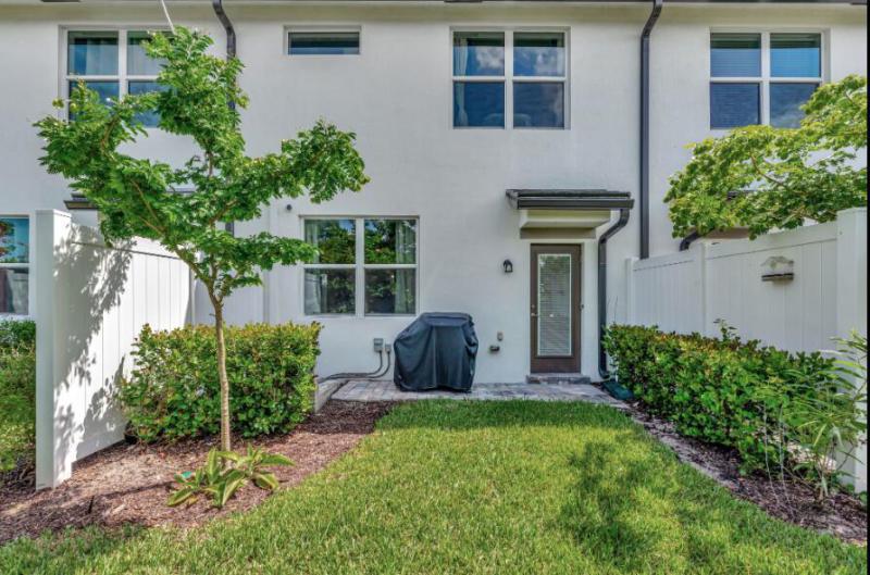 Condo & Townhome Photos