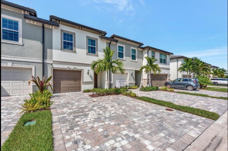  Condo & Townhome Photos