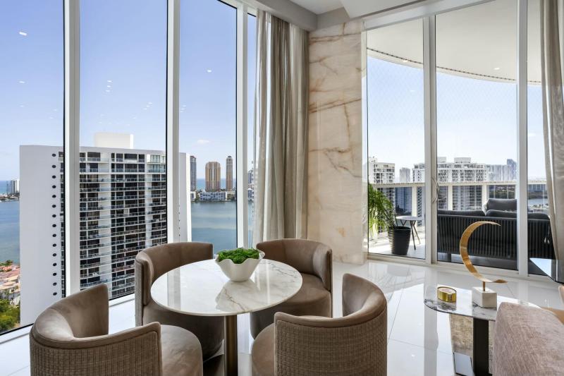  Condo & Townhome Photos