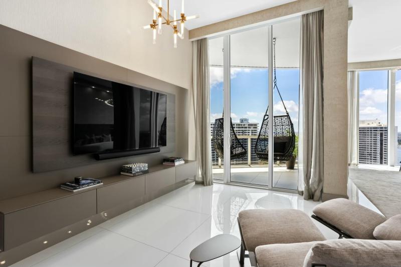  Condo & Townhome Photos