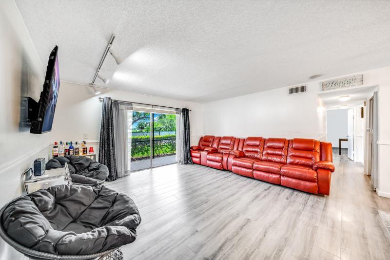  Condo & Townhome Photos