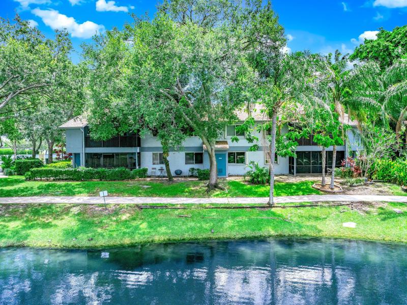  Condo & Townhome Photos