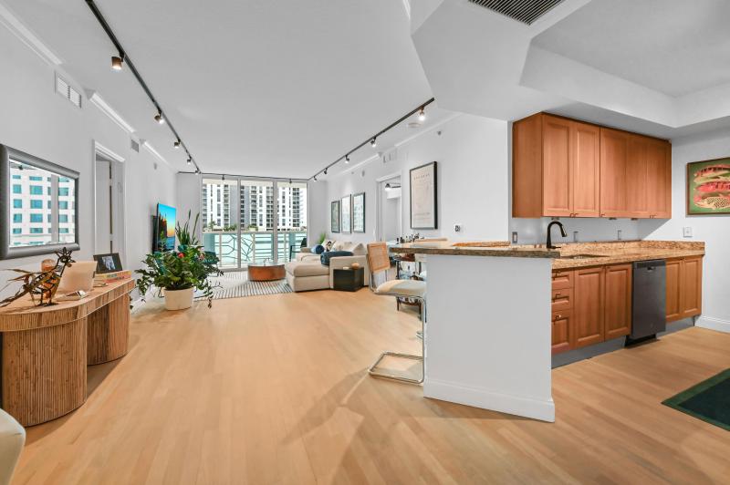  Condo & Townhome Photos
