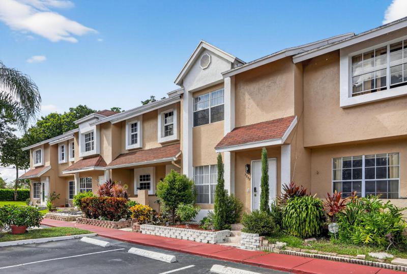  Condo & Townhome Photos
